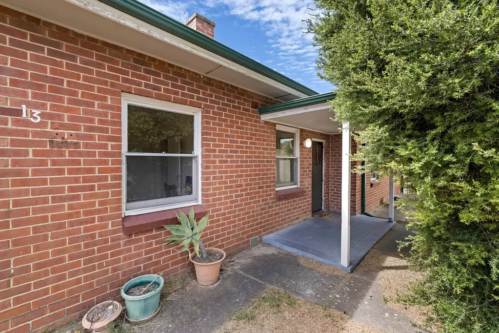 Royal Park 3ห้องนอน Charming Potential - Three-Bedroom Family Home With Endless Possibilities