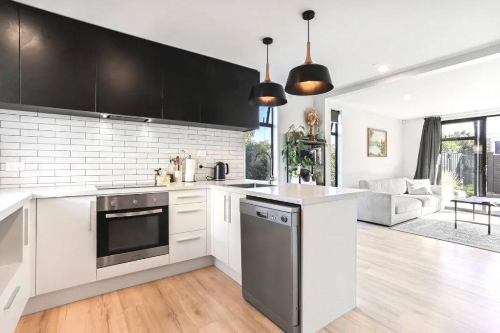Shirley 2 Slaapkamer Quality Townhouse adjoined with Motivated Sellers