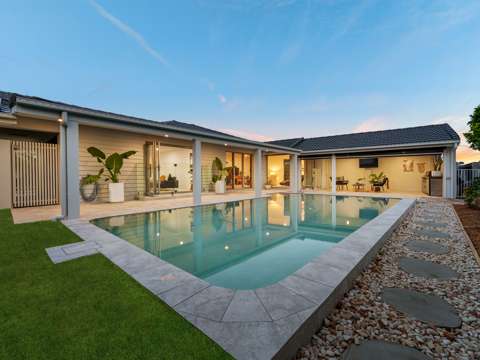 Elanora 5 Bedroom TOP QUALITY FAMILY HOME, BEAUTIFUL RENOVATION !
