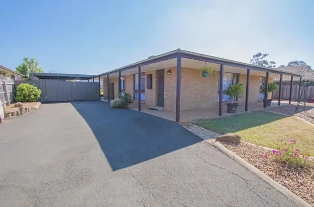 Spacious 5 Bedroom Family Home on Large Block!