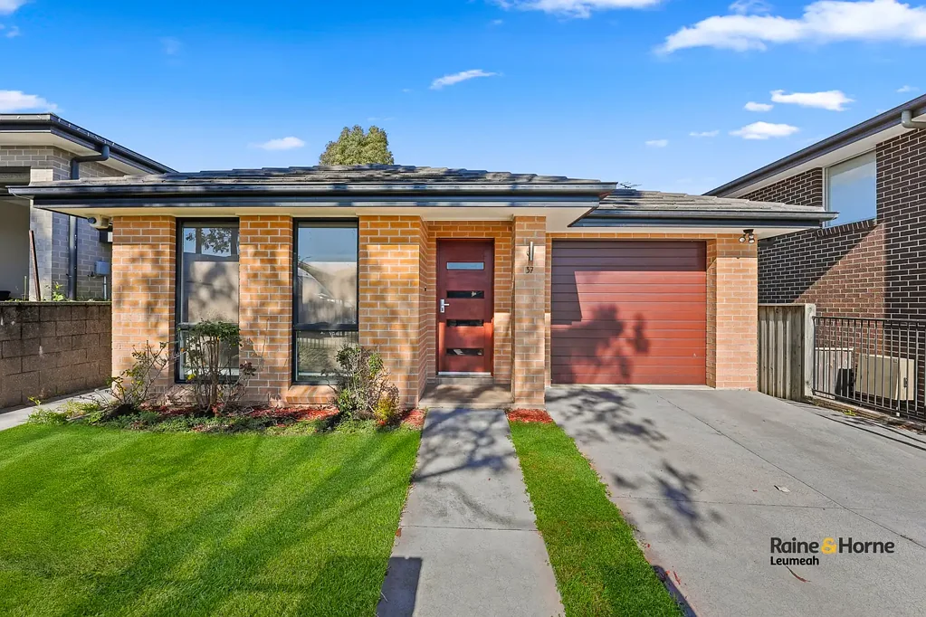 Minto 3房 Minto 中心精美三卧室家庭住宅！ Beautiful Three-Bedroom Family Home in Heart of Minto!