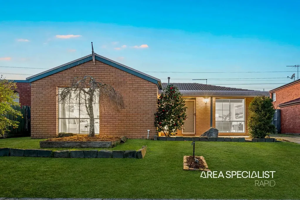 Hampton Park 3房 宽敞客厅自然光 功能厨房储物足 三卧主卧带套间 户外休闲区宽敞 后院带Shed单车库 优越Hampton Park位 Comfortable Living with an Impressive Outdoor Space!