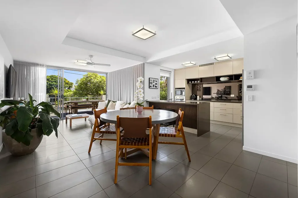 Bulimba 3房 现代设计精装  首层圣所  三卧宽敞  两新浴室  双安全车位  无共享墙  极致隐私  私人通道  开放生活区  私密露台  河畔步道近  咖啡购物便 Oversized apartment with a private entry, parkside location
