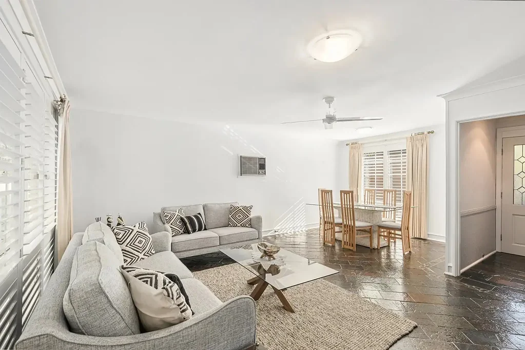 Figtree 3房 低矮地块613sqm 主卧带walk-in wardrobe 多个生活区域 双车库 车间空间 私密庭院 绿意盎然 Modern Single Level Brick Home