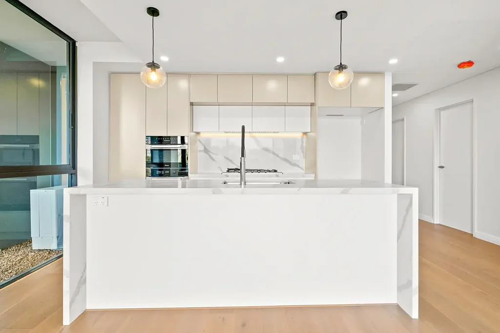 Luxury Two Bedroom Apartment Overlooking Cooper Park With Parking!