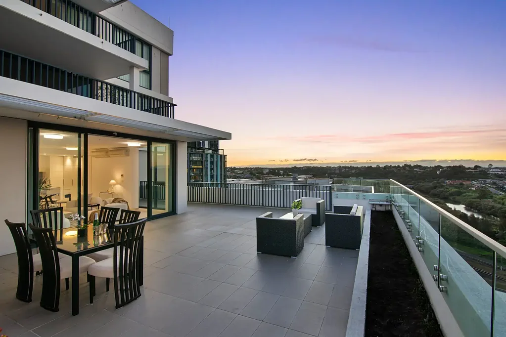 Wolli Creek 3房 当代安保大厦 安全电梯 朝北朝向 全天阳光 巨大露台 石制燃气厨房 主套房带套间浴室 双地下车位 楼内泳池健身房 都市美食街 轻轨便捷 Skyline entertainer with spectacular panorama