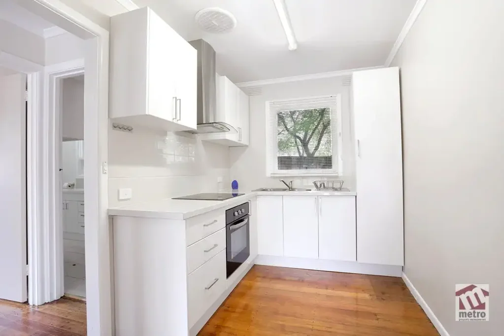LIGHT & BRIGHT IN GREAT LOCATION!