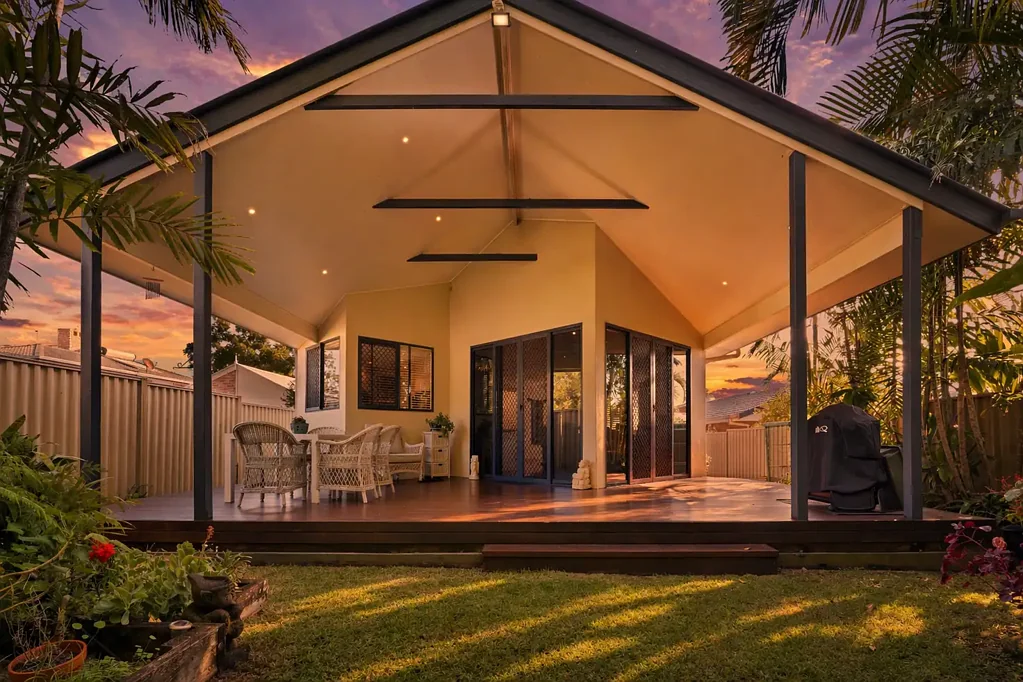 Redland Bay 4Kwarto Stylish, Spacious and Packed With Charector