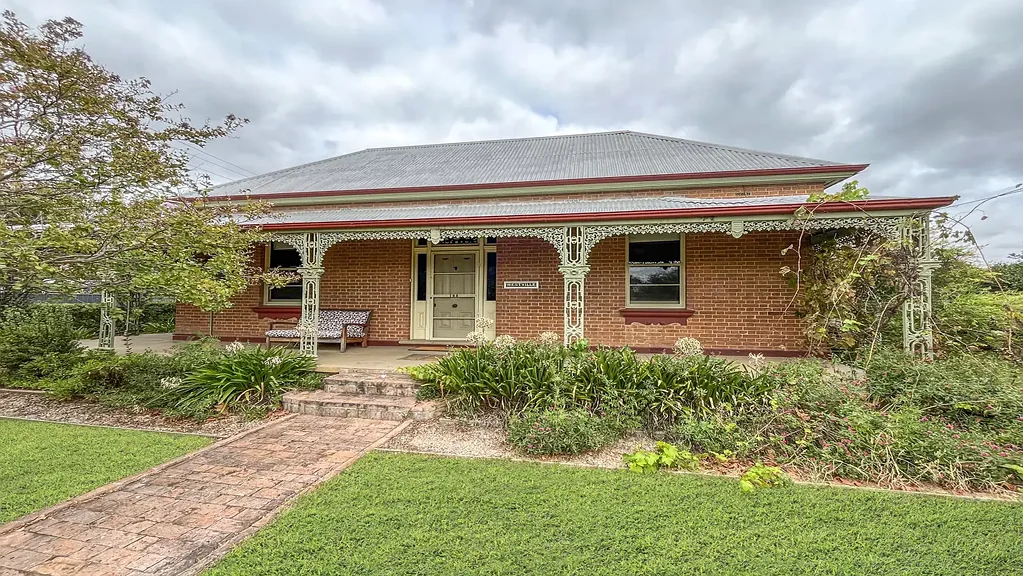 Classic, Fully Furnished Cottage
