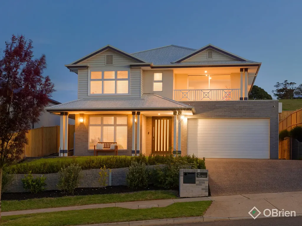 Warragul 5房  Elevated Family Luxury with Sweeping Valley Views in Prestigious Brandy Creek Estate