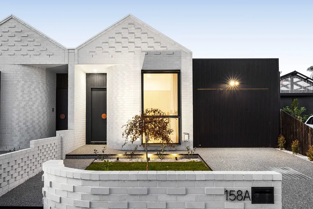 Fawkner 4部屋 A Home That Celebrates Light, Materiality and Luxury