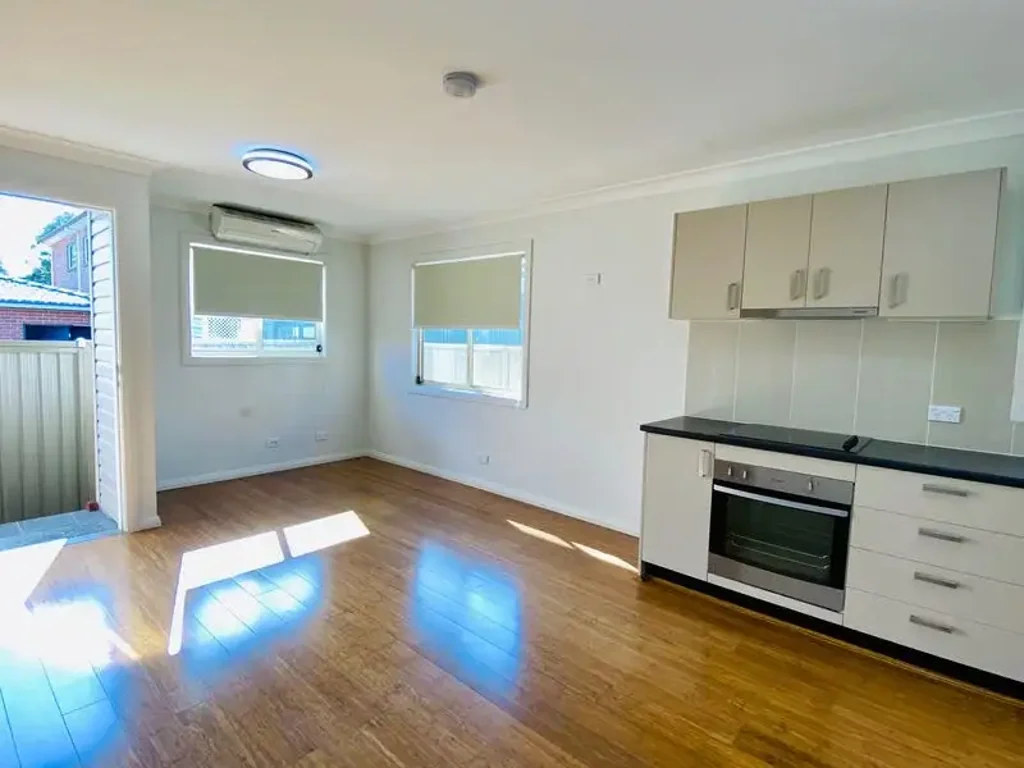 Granny Flat- For Inspections meet in rear lane