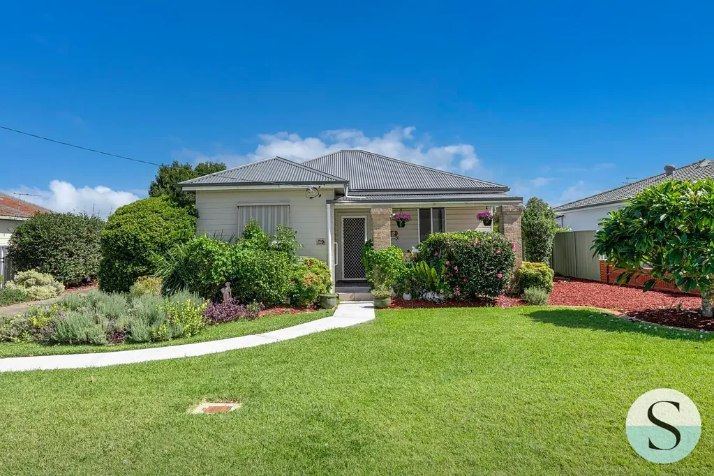 Swansea 4房  Acreage like feel, with huge 1,021m2 of land, rear lane access, & a character cottage look, but generous homestead like reality, close to the water!