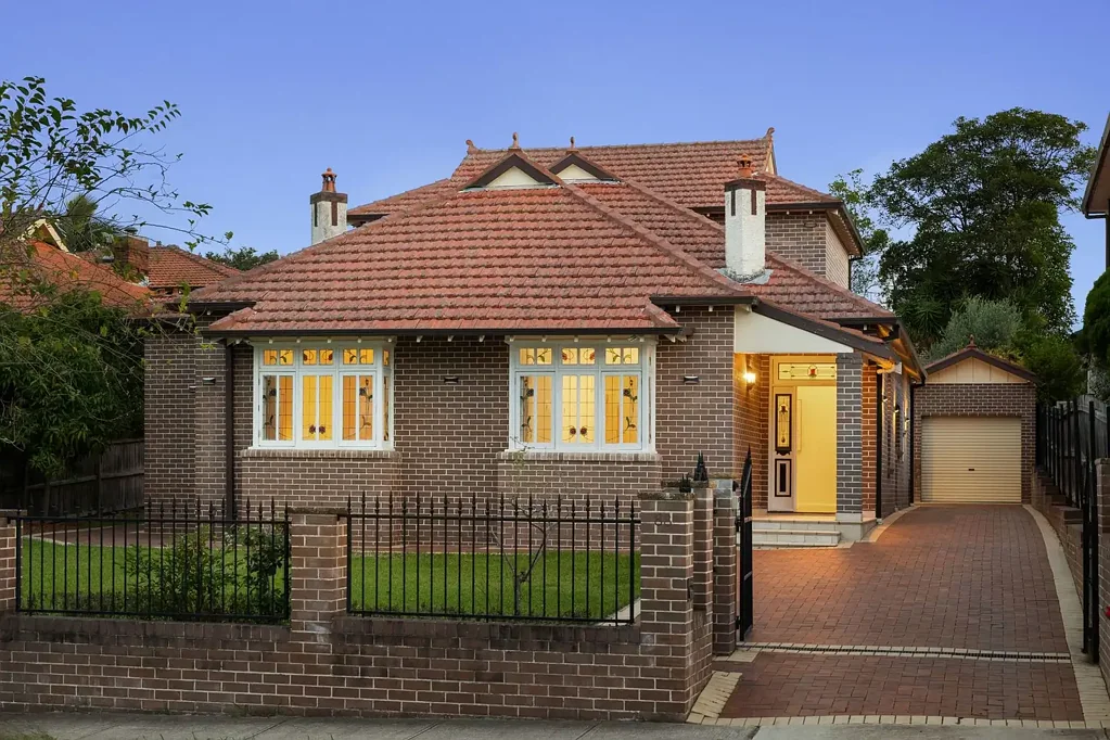 Strathfield 5房 宏伟庄园 1018sqm地块 宫殿设计 高天花板 SMEG厨房 五卧主卧套房 阳光泳池 精英学区 交通便利 A Legacy Estate of Scale and Possibility on 1,018sqm