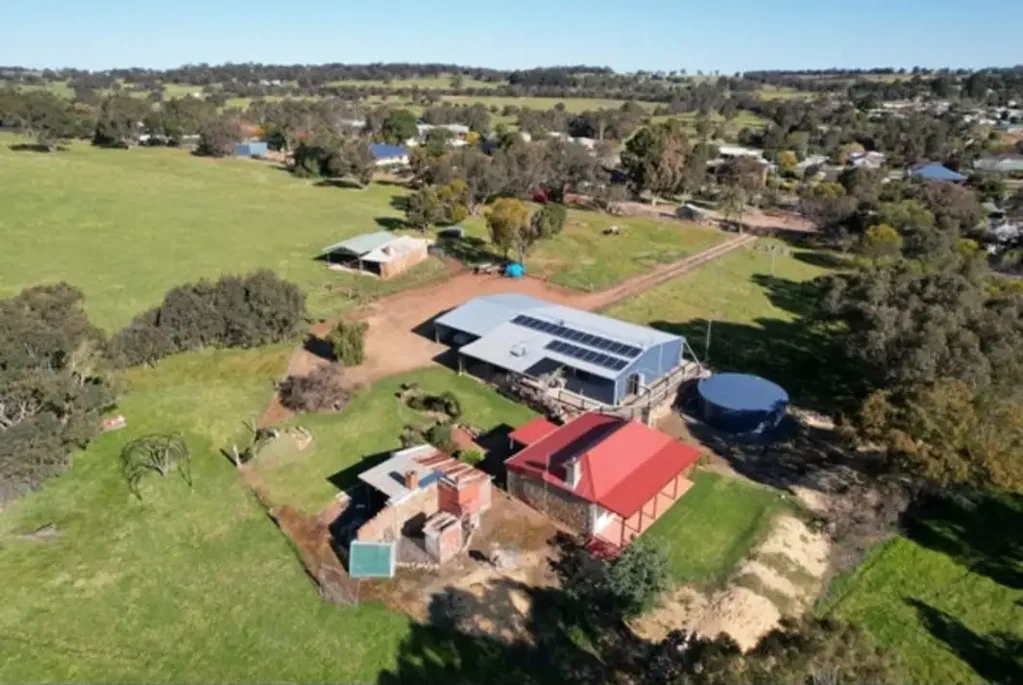 Big Property, Double Houses, Massive back yard, Town Centre