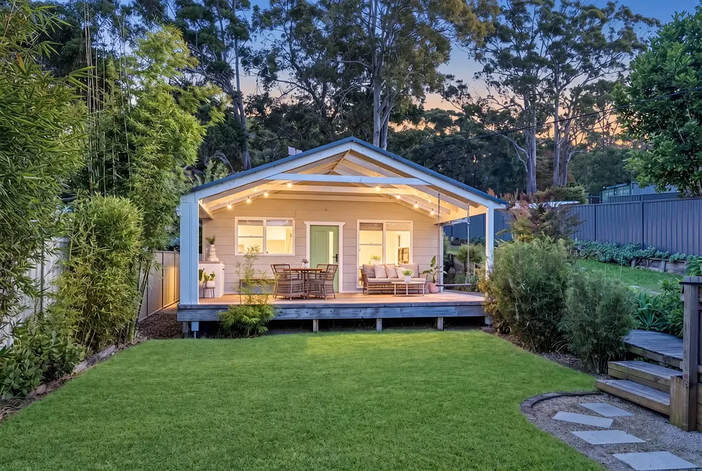 Empire Bay 3 Bedroom Light-Filled Living with Spacious Entertaining Deck