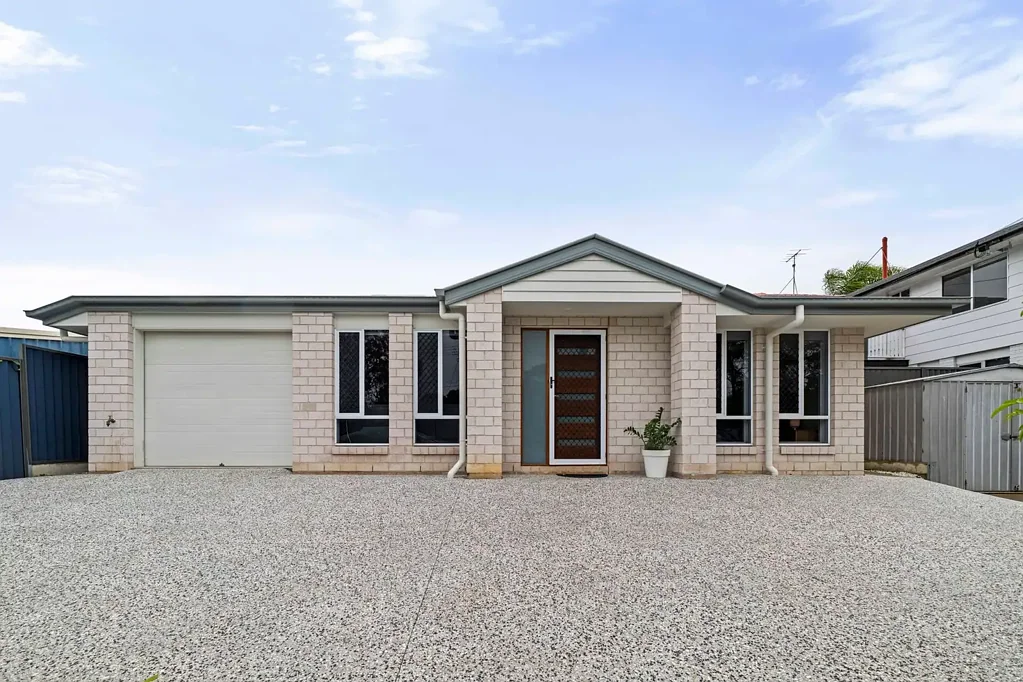 Capalaba 4房 Capalaba 中心的现代单层住宅生活 Modern Lowset Home in the Heart of Capalaba