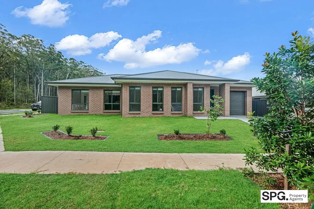 BRAND NEW 4 BEDROOM HOME MINUTES FROM THE SHOPPING DISTRICT