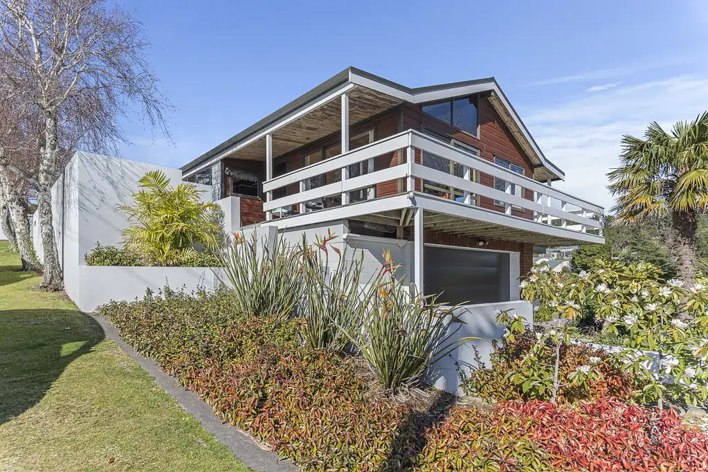 New Plymouth Central 4ਬੈੱਡਰੂਮ Inner city with views & subdivision potential