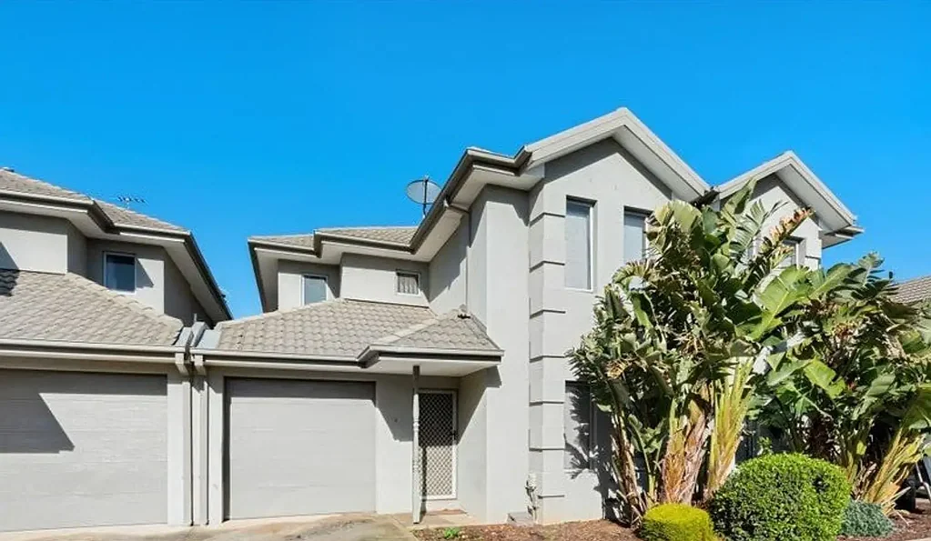 Neat & Tidy Townhouse in Convenient Location!