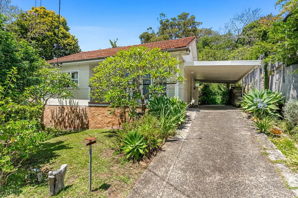 Narraweena 3房 Narraweena黄金地段 北向双层珍品 自然采光充沛 开放式起居区 宽敞三卧庭院延伸 咖啡馆公园环绕 Move Straight in or Capitalise to Create Your Dream Home on this 556 sqm block!!