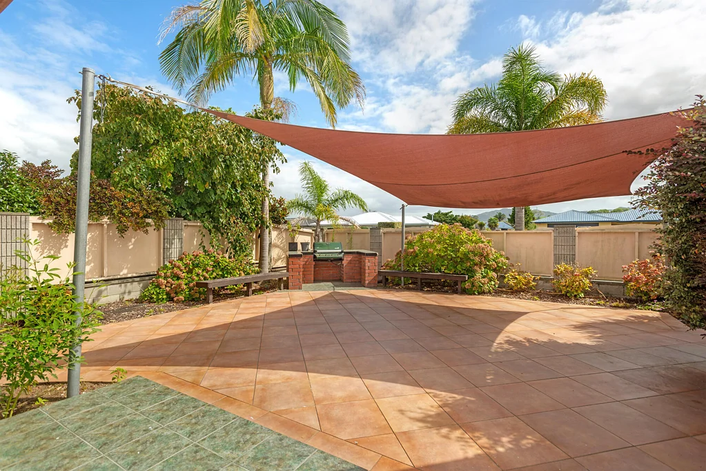 Lytton West 4房  Space and convenience in a desired location