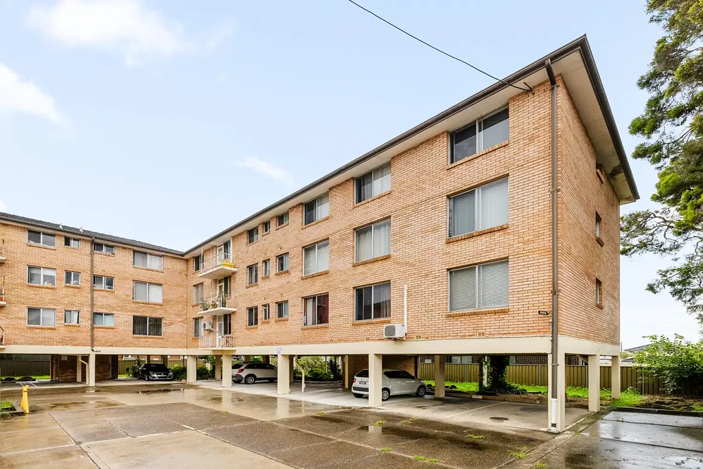 Canley Vale 2બેડરૂમ Sunlit Convenience: Freshly Painted 2-Bedroom Unit in an Unbeatable Location LOW STRATA Approximately 450/Qtr