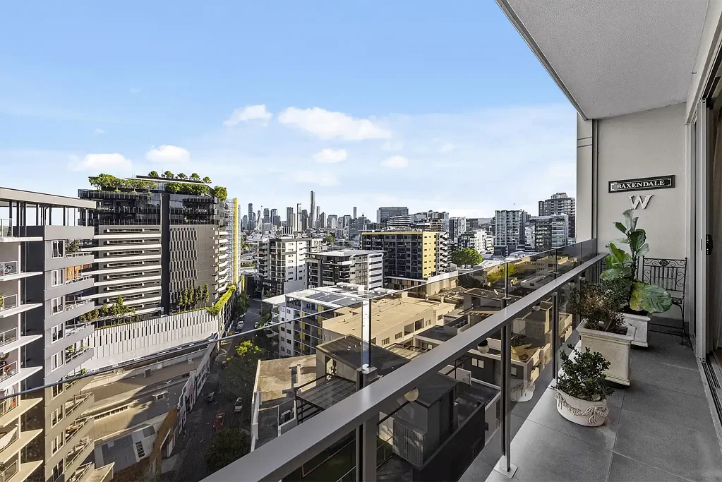 STUNNING APARTMENT WITH UNINTERRUPTED CITY VIEWS!