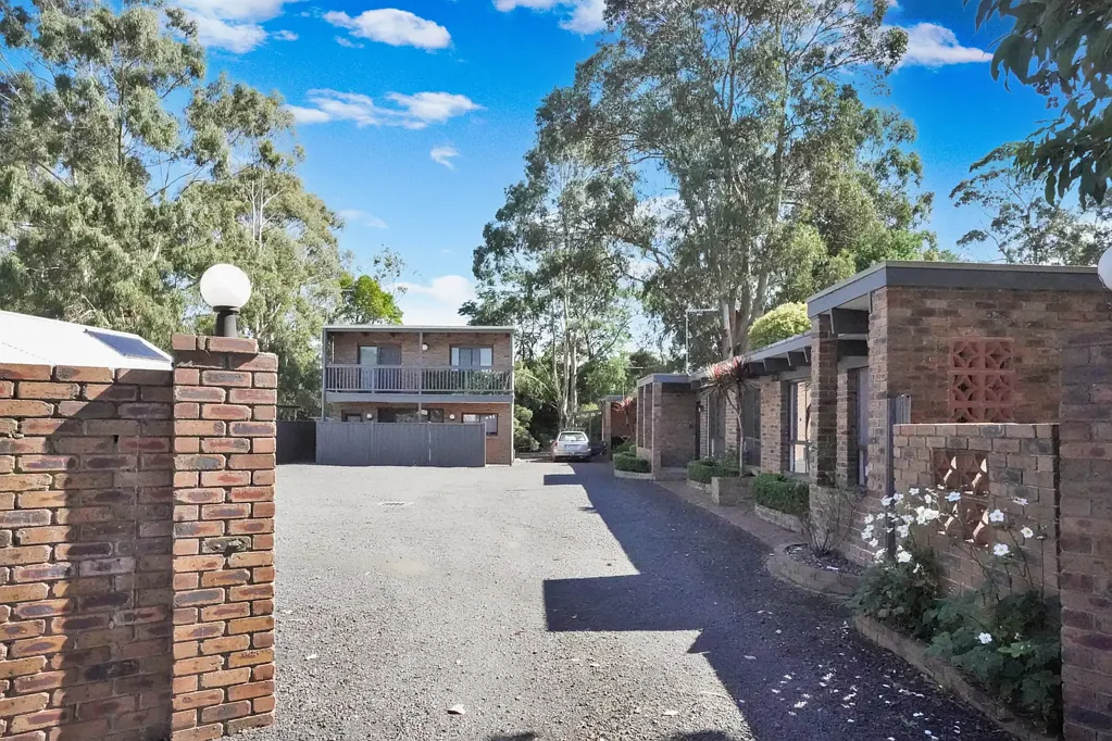 Foster 10 Bedroom FIVE TWO BEDROOM UNITS IN PRIME LOCATION