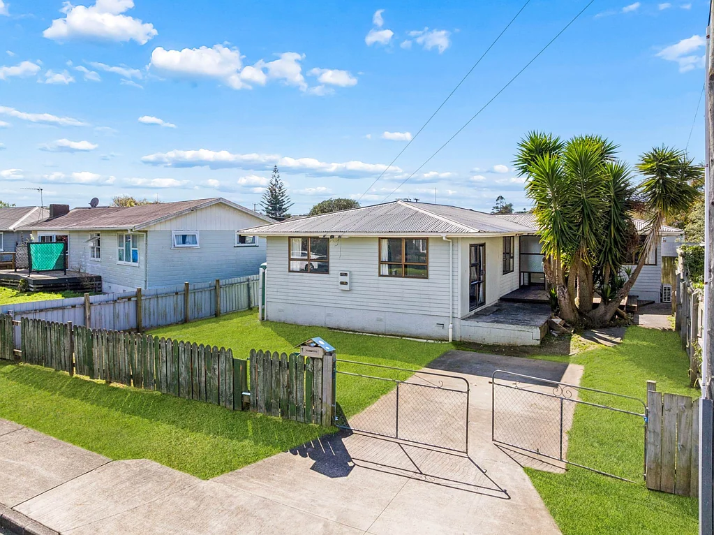 Papakura 4બેડરૂમ DO-UP OPPORTUNITY – OWNERS' LOSS, YOUR GAIN!