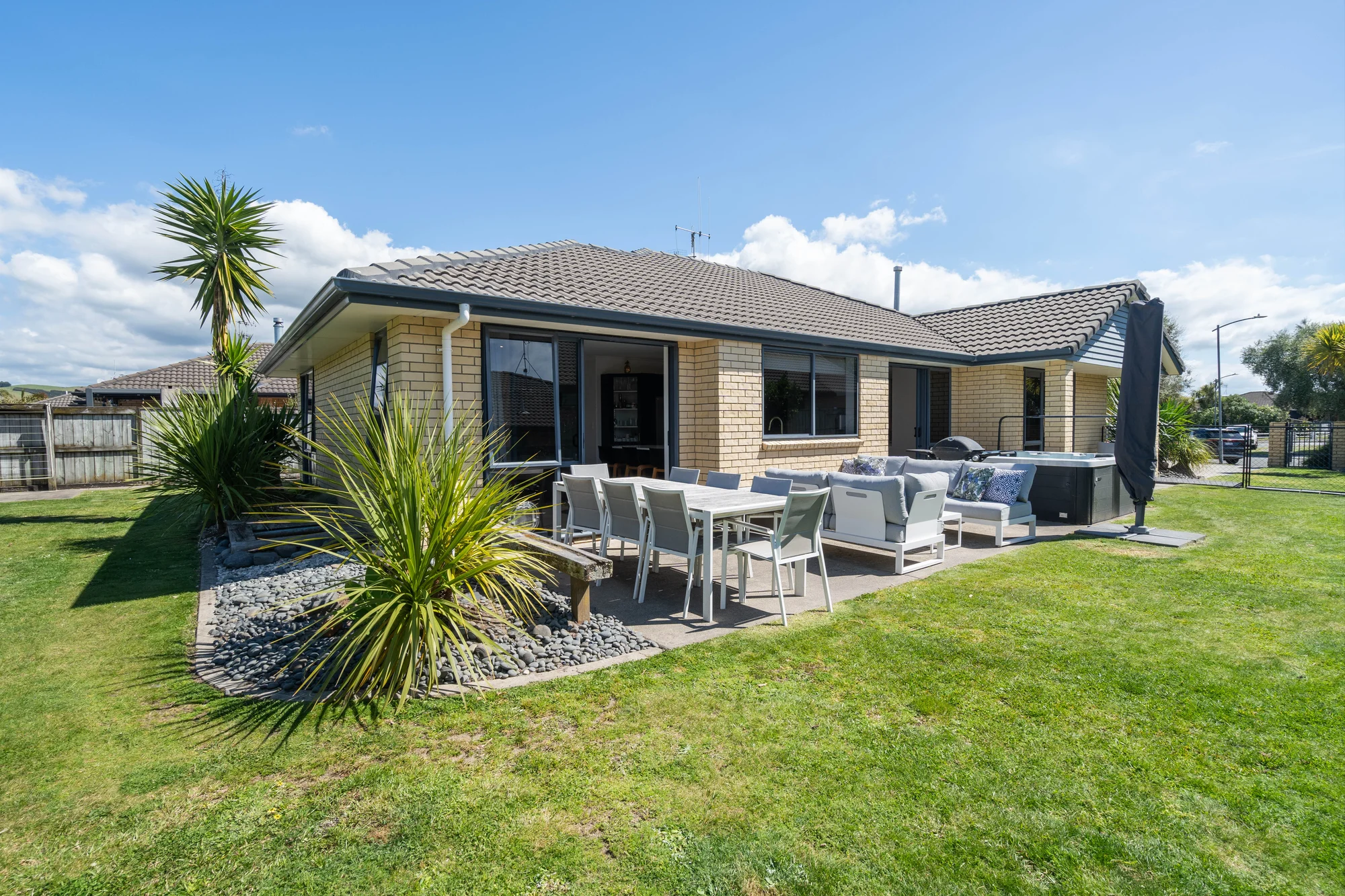 Papamoa 4 Bedroom Room for family, fun with pool potential