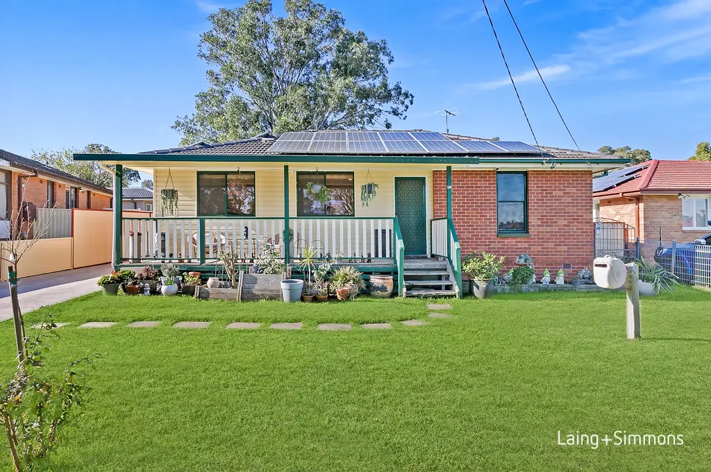 Whalan 4 Slaapkamer Streamlined four-bedroom brick home set on an elevated 556sqm parcel