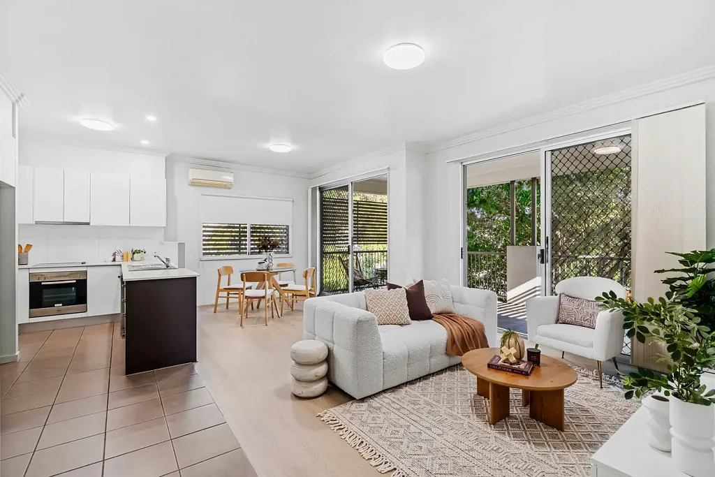 Annerley 2房  Spacious Top Floor Unit with City Glimpses