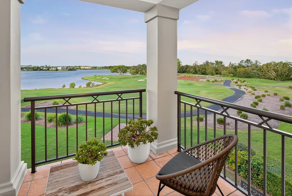 Hope Island 3 Bedroom Luxury Dual-Level Apartment with Breathtaking Golf Course and Lake Views