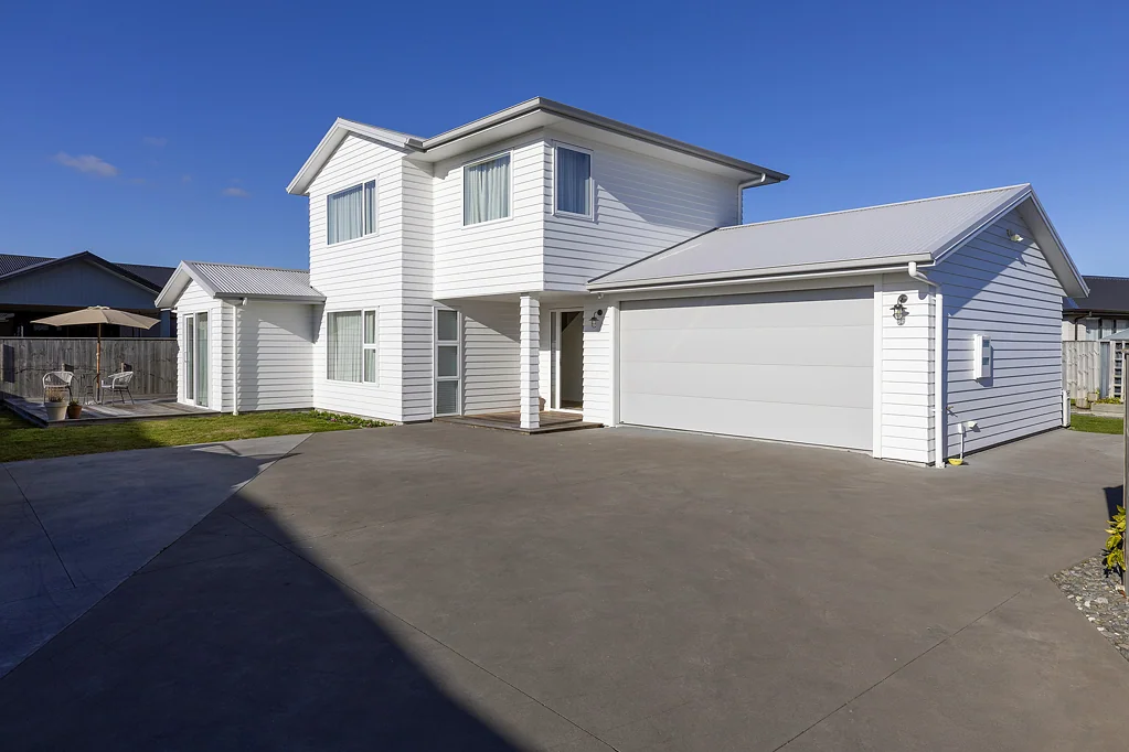 Modern Wharewaka Living Near the Lake