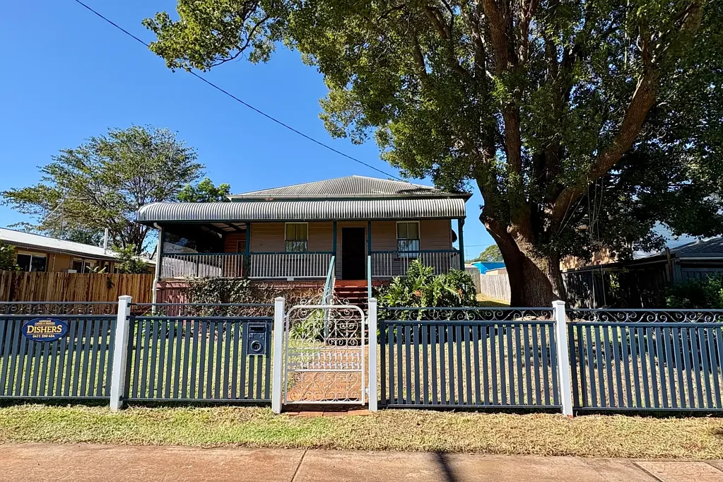 Charming Three Bedroom Queenslander in Harristown – Conveniently Close to Clifford Gardens Shopping Centre… Available Now!!