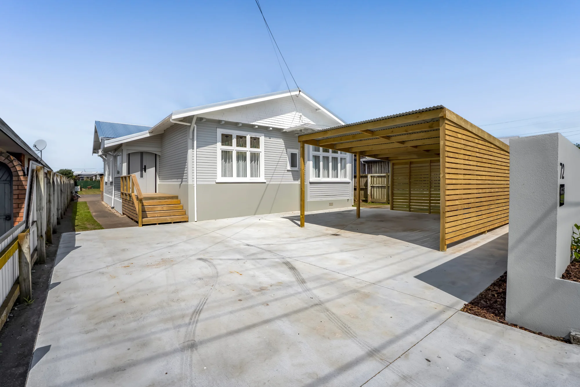 Hawera 4Kwarto The Section. The Grand Lady. The Comeback.