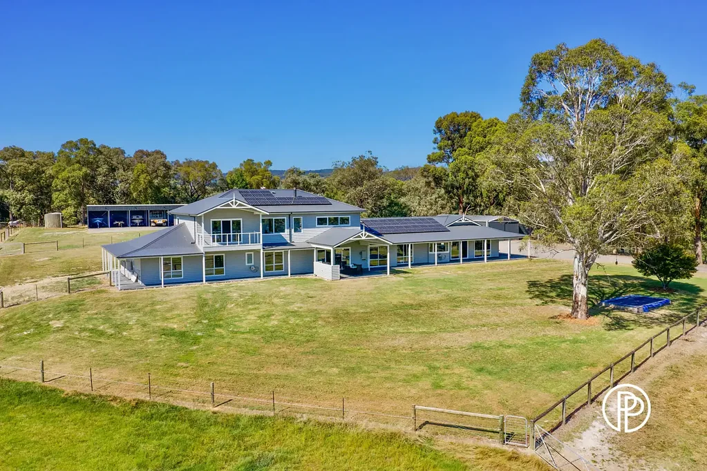 Yarra Junction 9Kwarto A HOME OF EXTRAORDINARY SCALE ON 40 ACRES (Approx)