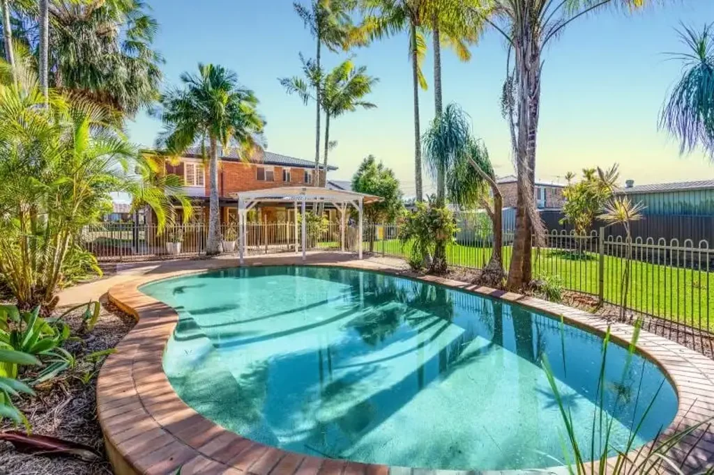 Murrumba Downs 5 Bedroom Spacious Luxury Family Home WITH  DUAL LIVING POTENTIAL on 1250m² with Pool, Entertaining & Dual Side Access