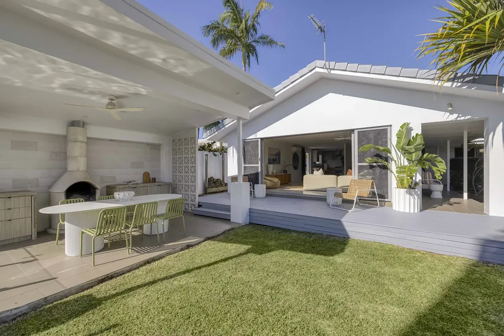 Broadbeach Waters 4房  Lifestyle, Privacy and Effortless Entertaining