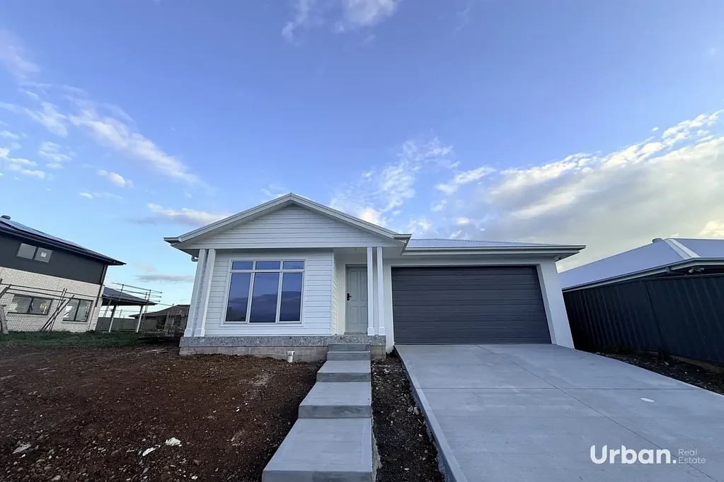 Brand New Four-Bedroom Home in Lochinvar

Apply using 2Apply - code is Urban