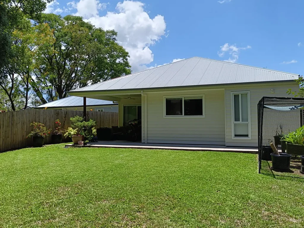 Landsborough 4Zimmer Family Home in the Heart of Town. Suitable for Retires, New Families or Investment. Ideal Location, never to be repeated with Bush outlook.