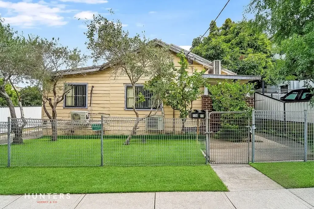 Harris Park 5 Slaapkamer Rare Dual-Residence Opportunity with R4 Zoning & Dual Street Access