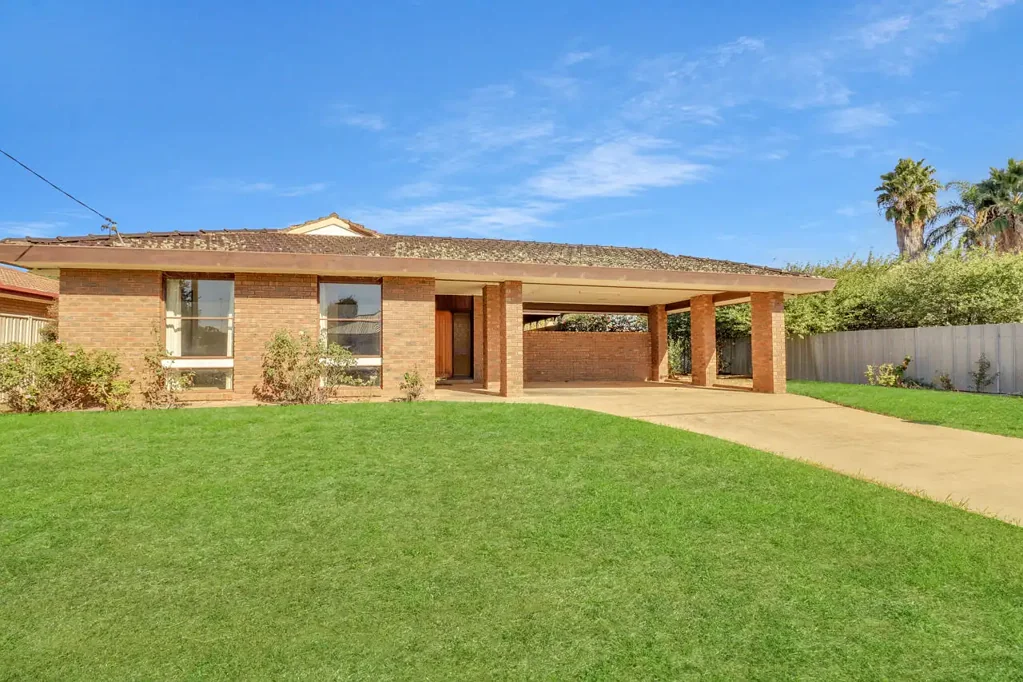 Deniliquin 3ਬੈੱਡਰੂਮ Central Brick Home Brimming with Potential