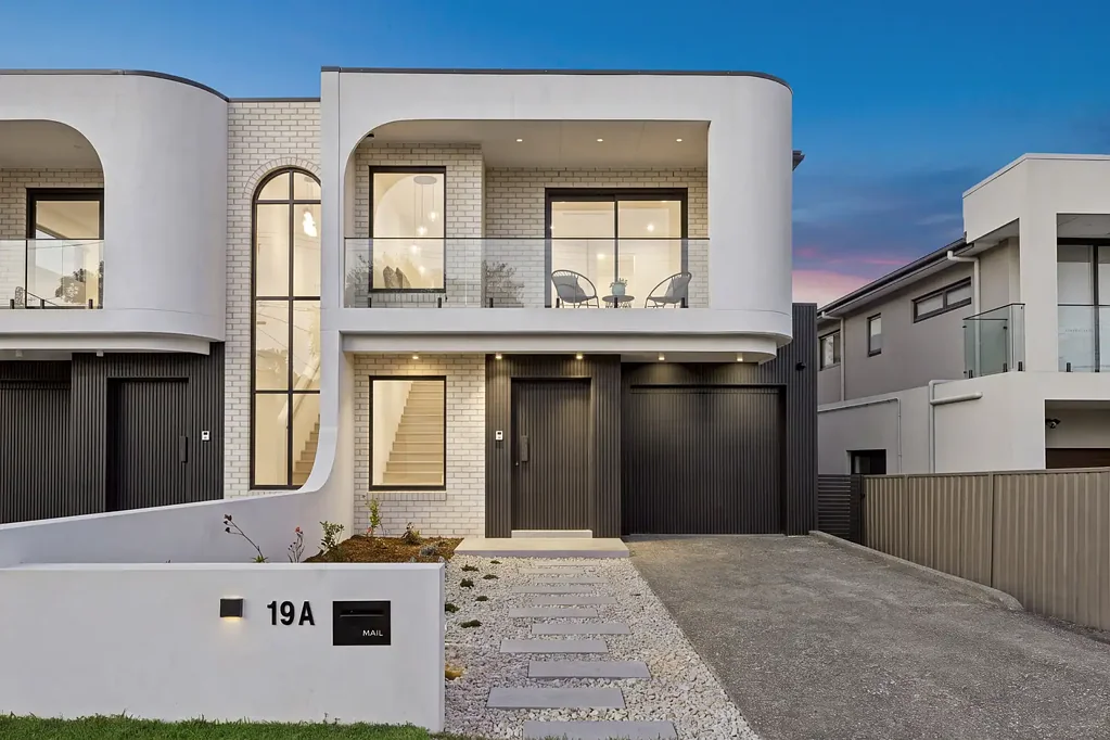 Yagoona 5房 宏伟双砖家庭住宅，规模非凡 Grand Double Brick Family Residence of Exceptional Scale