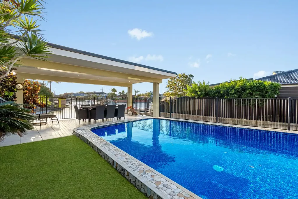 Paradise Point 4 Slaapkamer A Once-in-Over 20 Years Opportunity - Substantial Double Storey Home in Paradise Point!