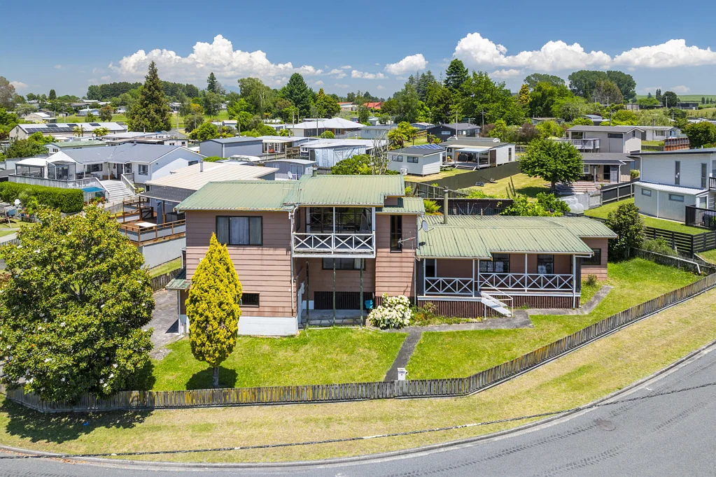 Mangakino 4房  Big, Bold & Priced to Move – Lake Views Included!