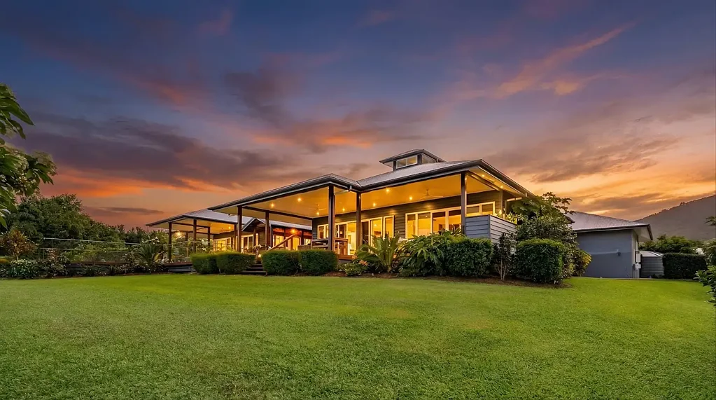Mission Beach 3 Slaapkamer Master Builder Award Winner on Over an Acre with Ocean Views  !