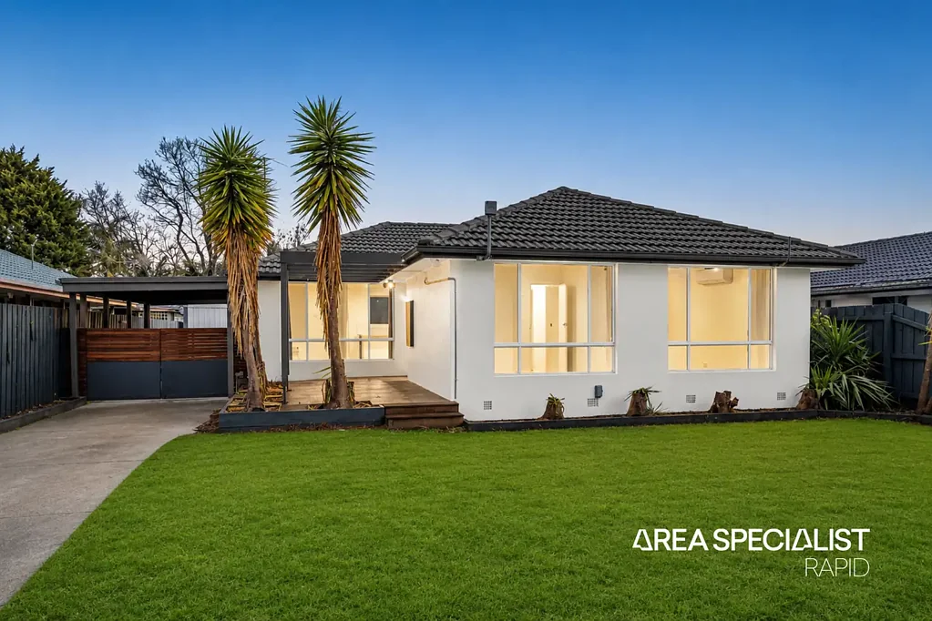 Cranbourne 3房 简介：时尚翻新家庭生活，卓越户外娱乐空间！ The Brief: Stylishly Updated Family Living with Exceptional Outdoor Entertaining!