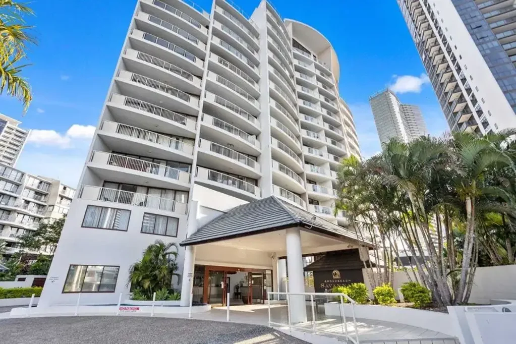 PRIME BROADBEACH POSITION - CLOSE TO BEACH, DINING & LIGHT RAIL - FURNISHED